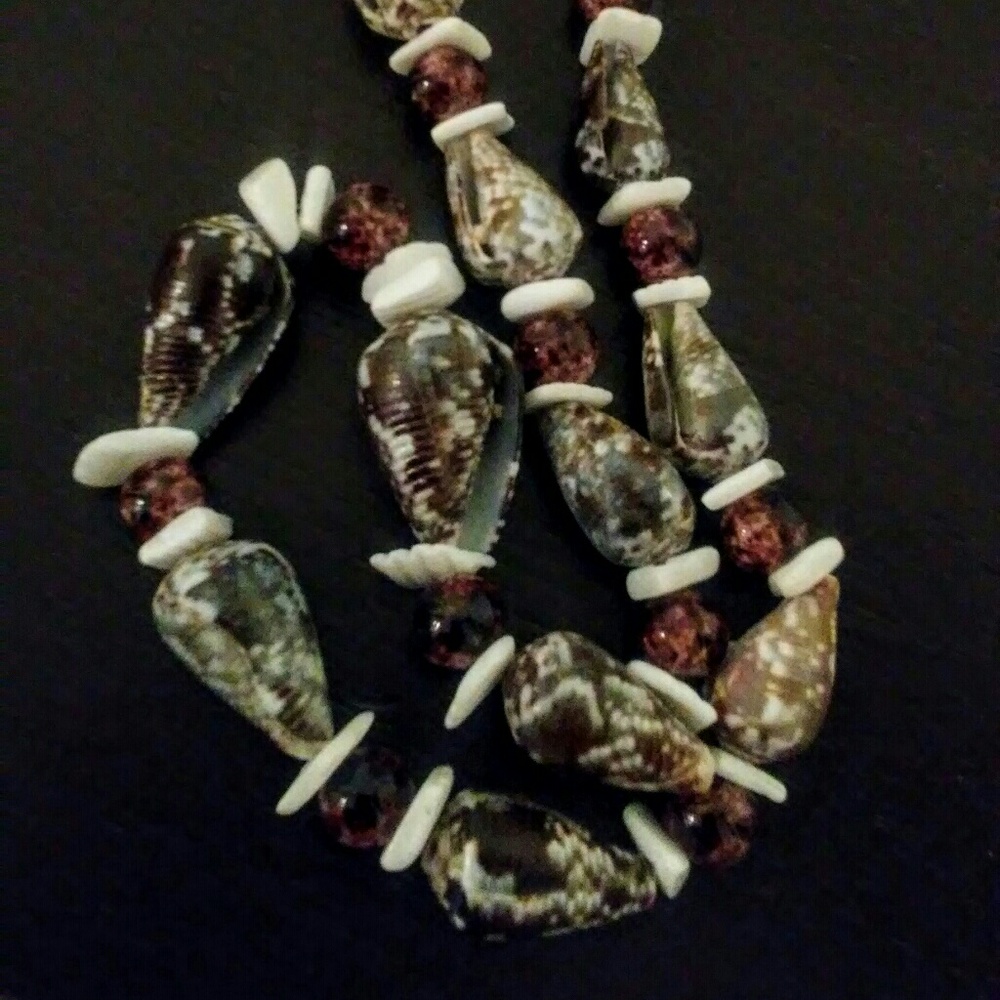Hawaiian Shell Necklace - Picture 3 of 3